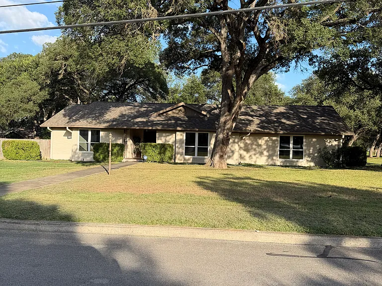 300 Oak Tree Ln — Photo 1