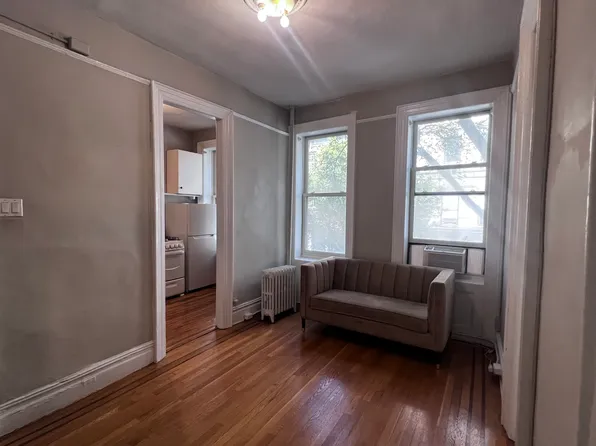 52 Bank Street image 2 of 5