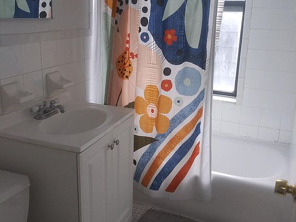 4th image of 1522 Beach Ave APT 19