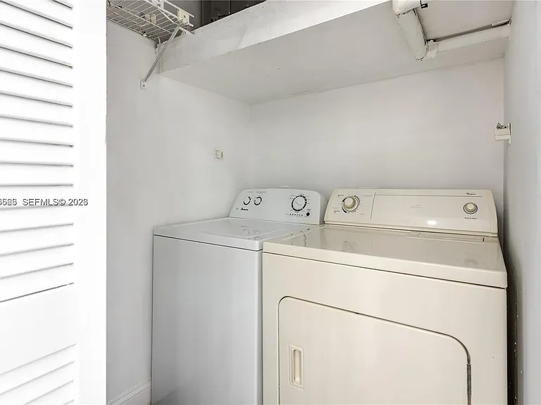 601 Leslie Dr — Photo 4