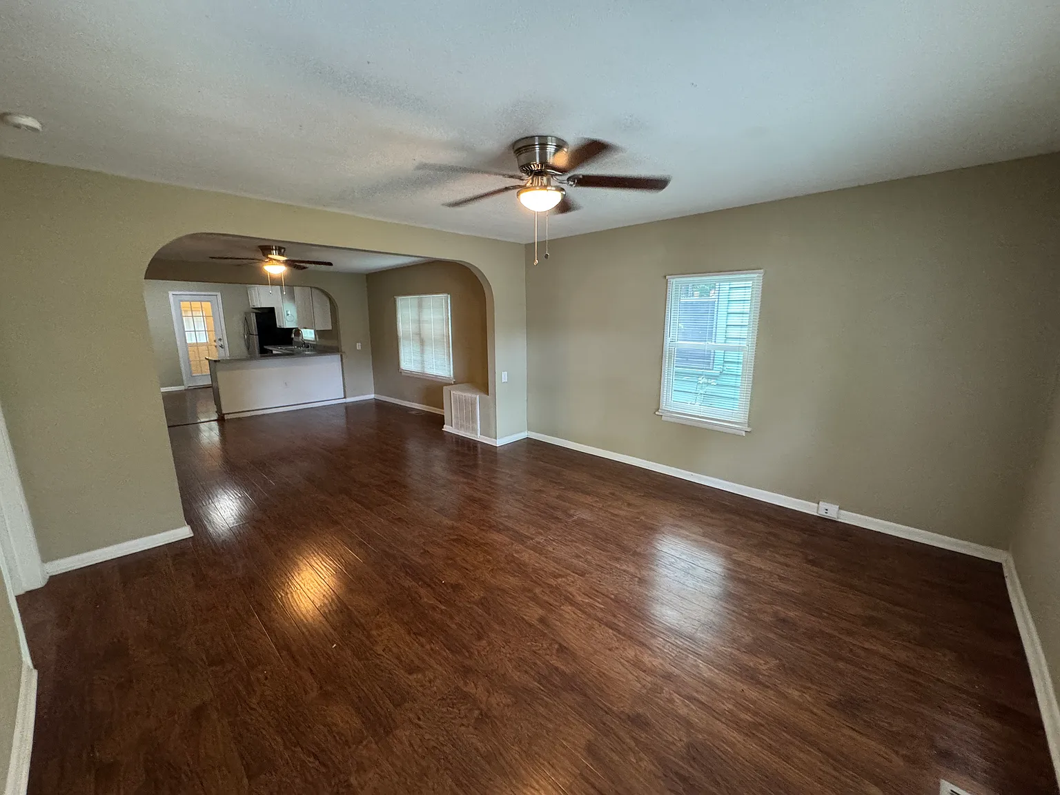 3 bed, 1327 sqft, $1,595 — Photo 3