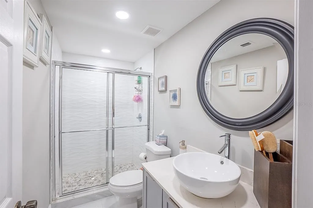 3 bed, 1.0 bath, 1099 sqft, $2,250 — Photo 4