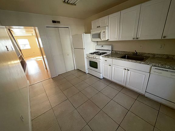 3rd image of 1025 Bainbridge St #B