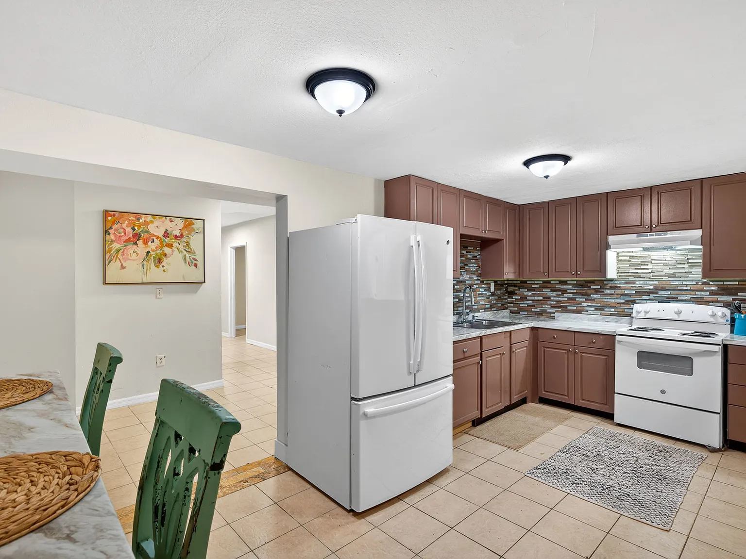 7 bed, 2600 sqft, $764 — Photo 1