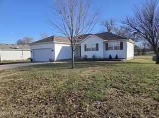 1911 Chickadee Dr, Webb City, MO 64870