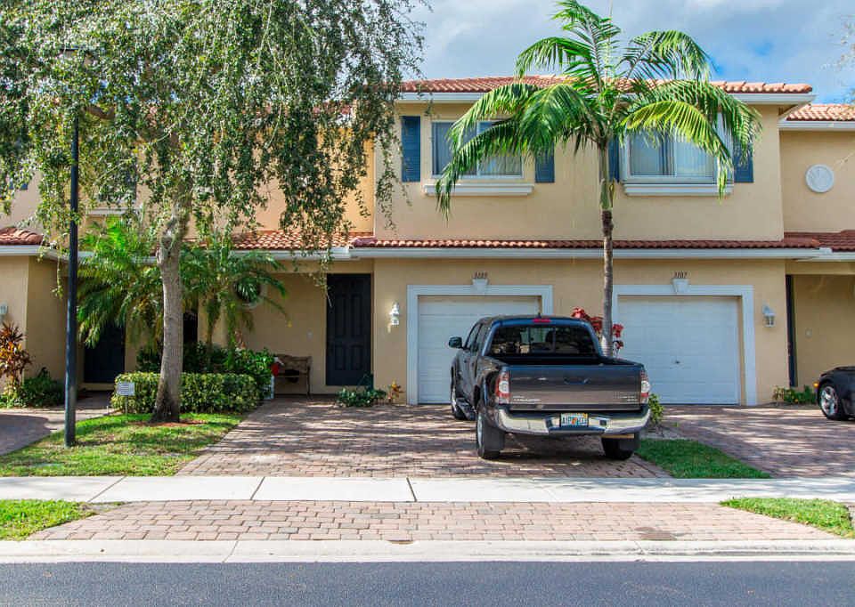 1st image of 3109 N Evergreen Cir