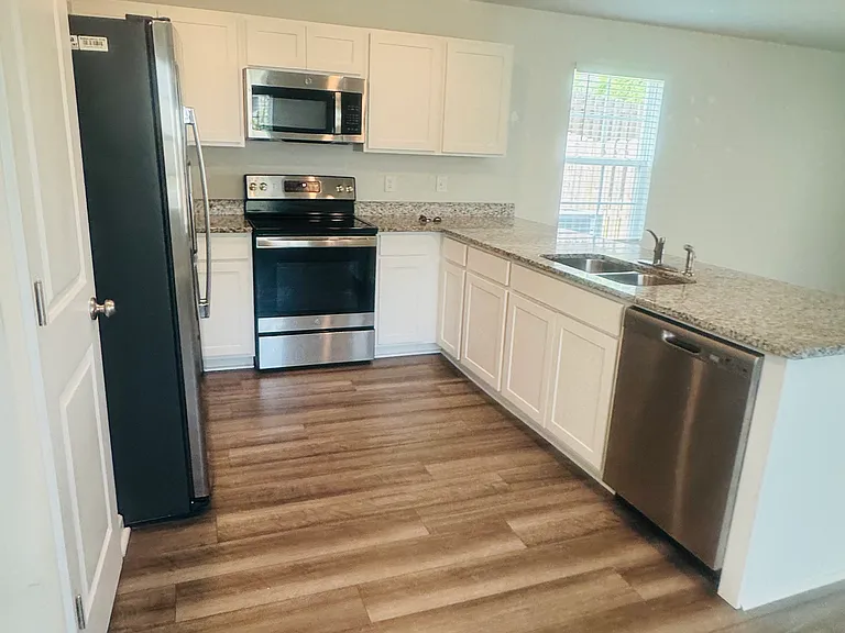121 Kings Parish Ct — Photo 3