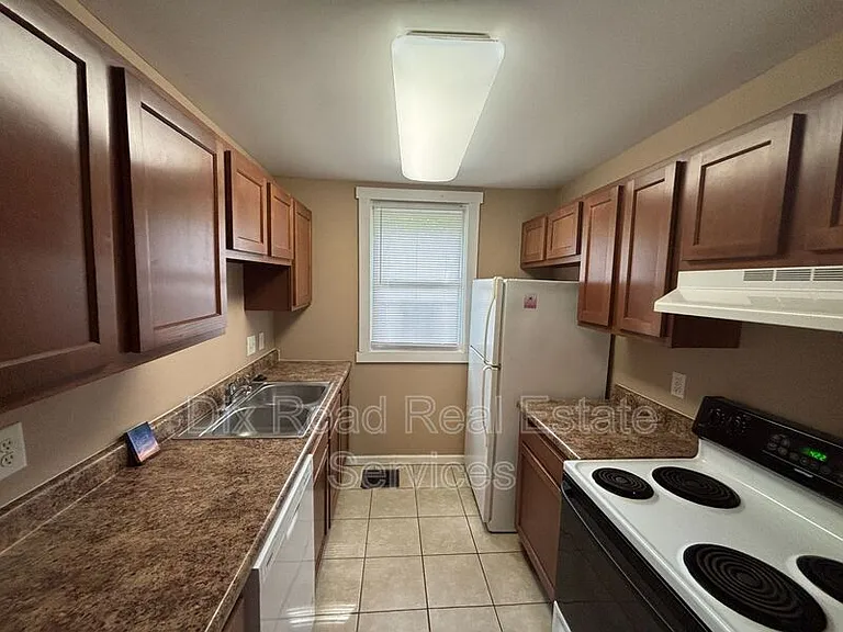 411 Millikin St — Photo 14