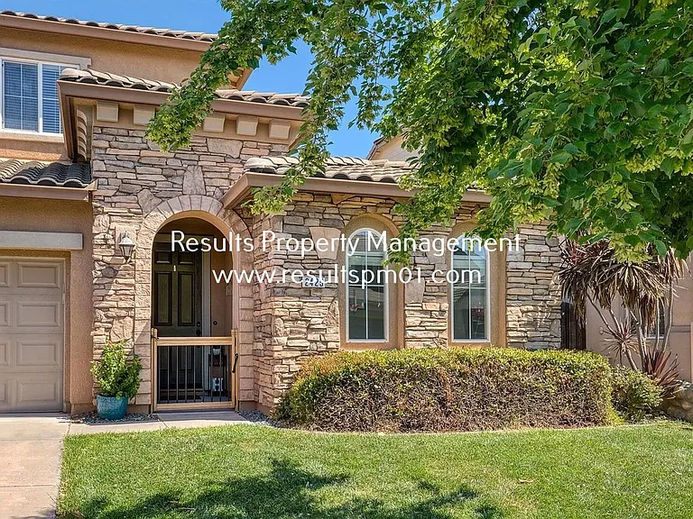 2425 Foxcroft Cir — Photo 1