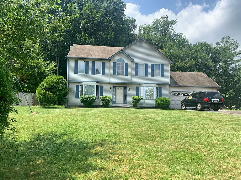 58 Amanda Cir — Photo 1