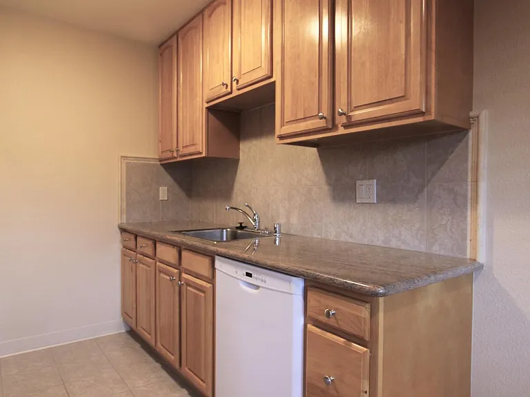 560 University Dr — Photo 5