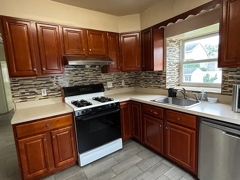 350 Mineola Ave — Photo 2