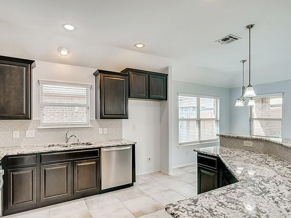 4th image of 833 Lake Woodland Dr