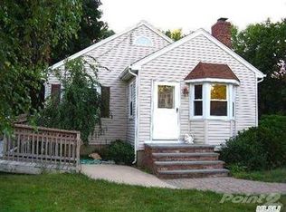 10 S Lot Rd, Smithtown, NY 11787