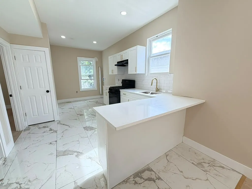 3 bed, $2,400 — Photo 3