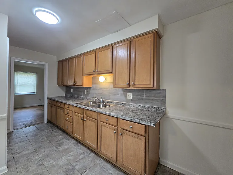 15205 Maplewood Ave — Photo 9