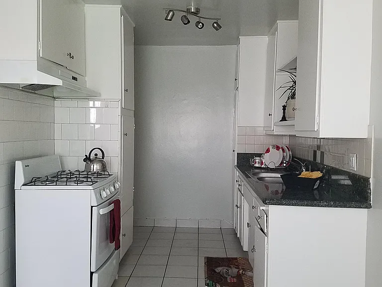 14015 Oxnard St — Photo 12