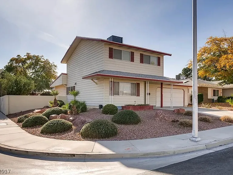 6913 Creekside Ln — Photo 3