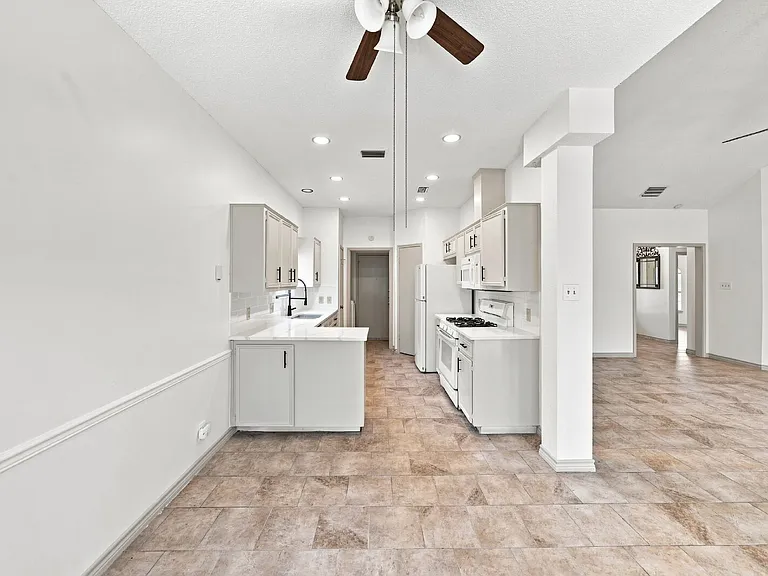 2207 Lancaster Gate Cv — Photo 29