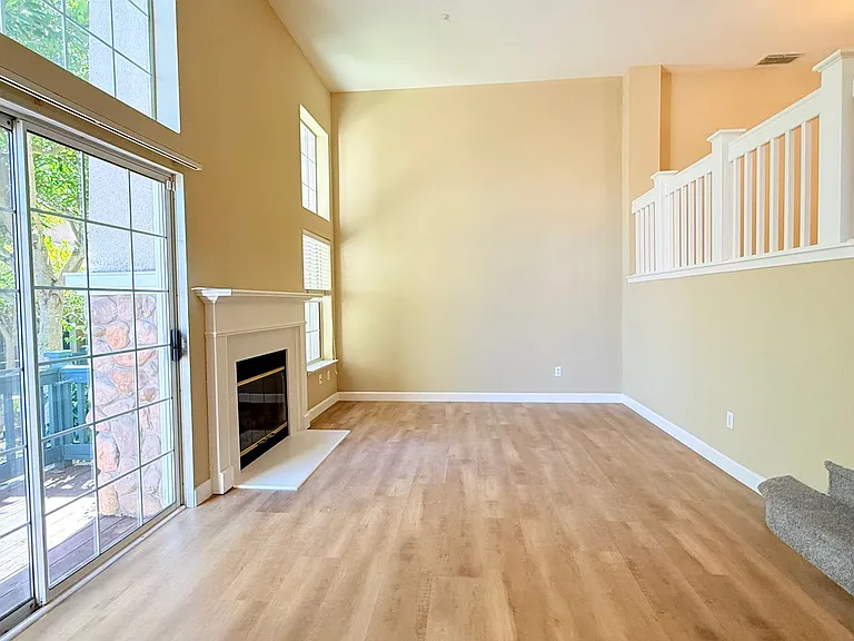 401 Skylark Ct — Photo 6