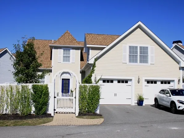 4 Wimbledon Cir, Portsmouth, RI 02871