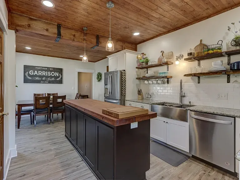 511 W Wisconsin St — Photo 18
