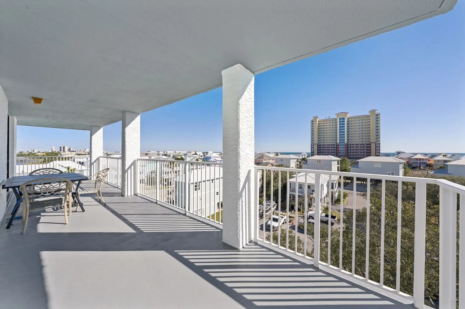 3 bed, 2.0 bath, 1097 sqft, $3,946 — Photo 4