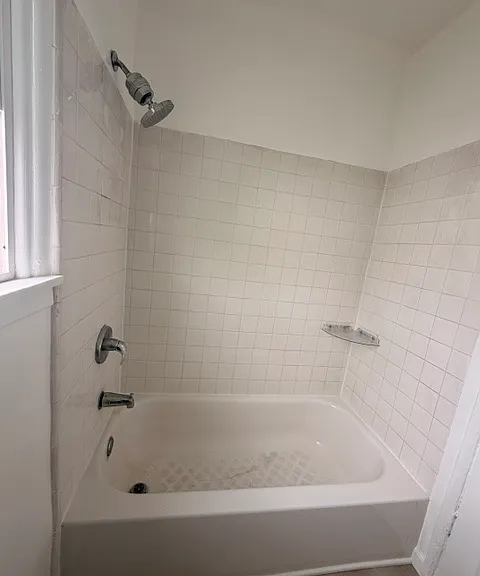 164 N Clark Dr — Photo 7