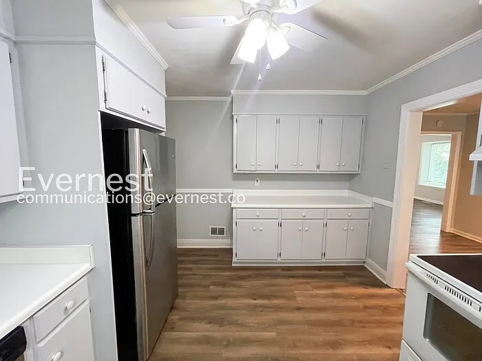 570 Hawkins Dr — Photo 4