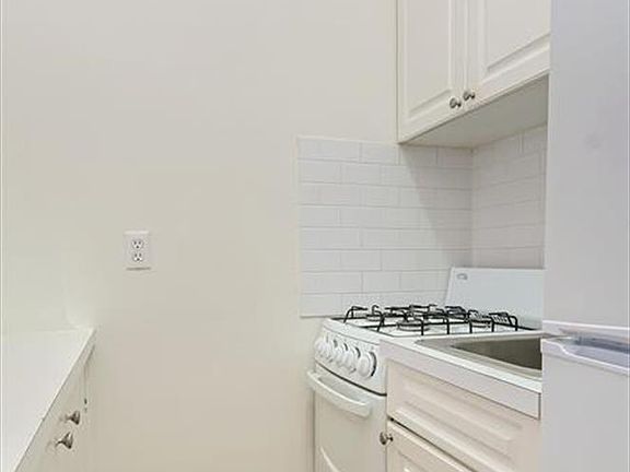 3rd image of 212 W 16th St Rear 3E