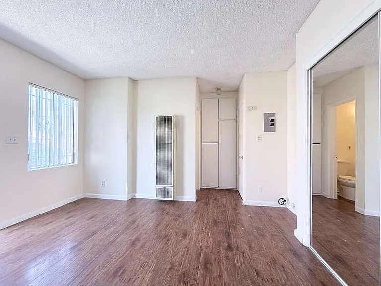 1497 W 29th St #3 — Photo 8