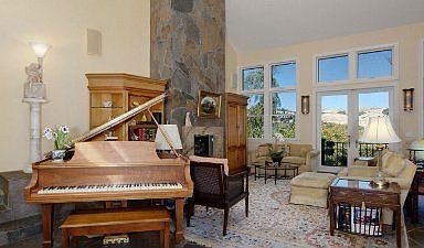 Living Room :: 114 Bayview