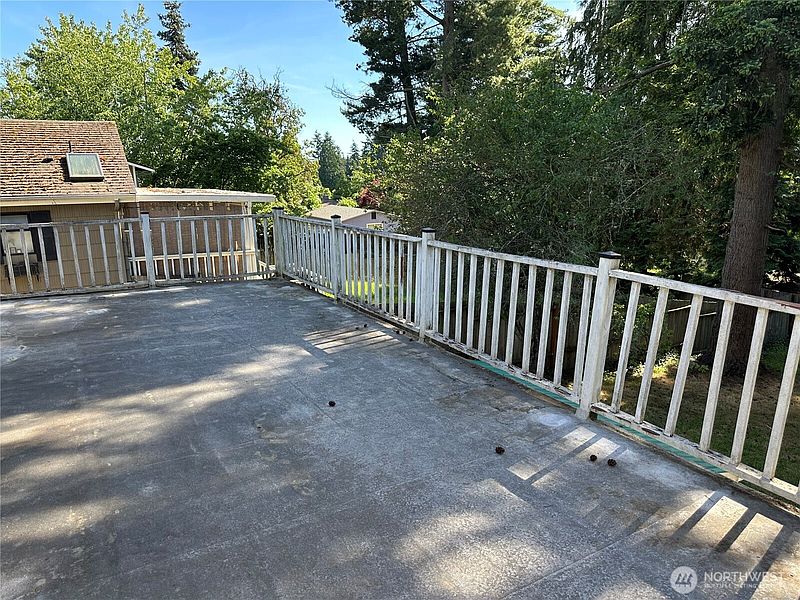 4th image of 15833 15th Avenue NE