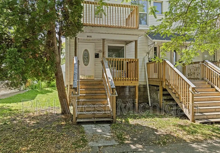 1051 Pine Ave NW — Photo 1