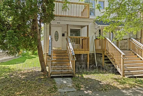 1051 Pine Ave NW Photo 1