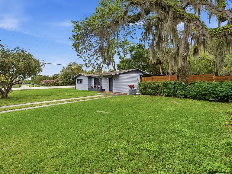 2529 Rainbow Dr — Photo 2