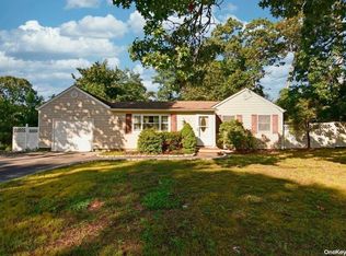 226 N Evergreen Dr, Selden, NY 11784