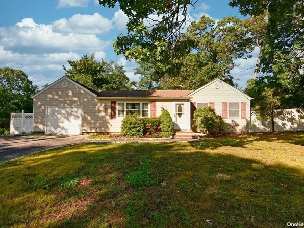 226 N Evergreen Drive, Selden, NY 11784
