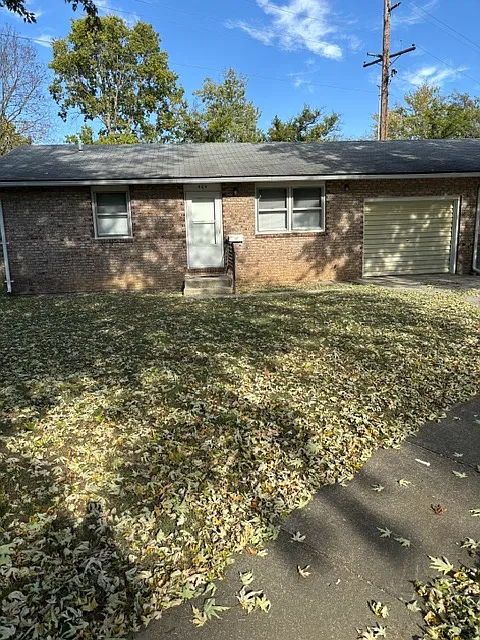 2 bed, $900 — Photo 2
