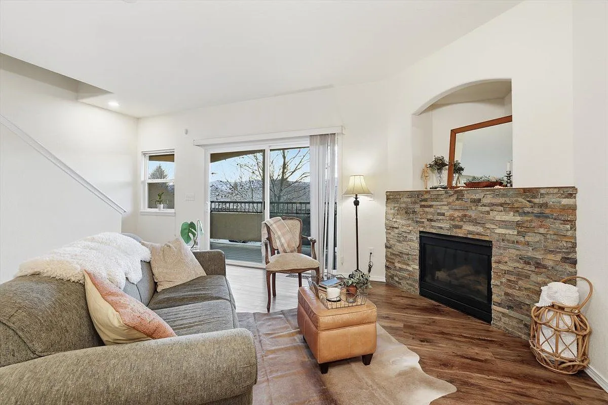 2 bed, 2.5 bath, 1228 sqft, $2,250 — Photo 2