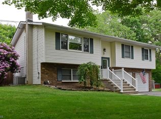 7 Apple Tree Ln, Oak Ridge, NJ 07438