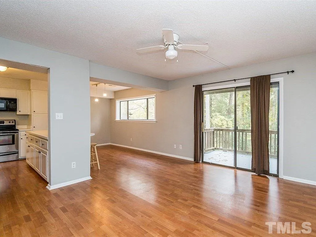 2 bed, 1040 sqft, $1,595 — Photo 4