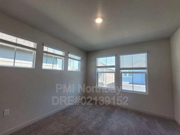 109 Clownfish St — Photo 8