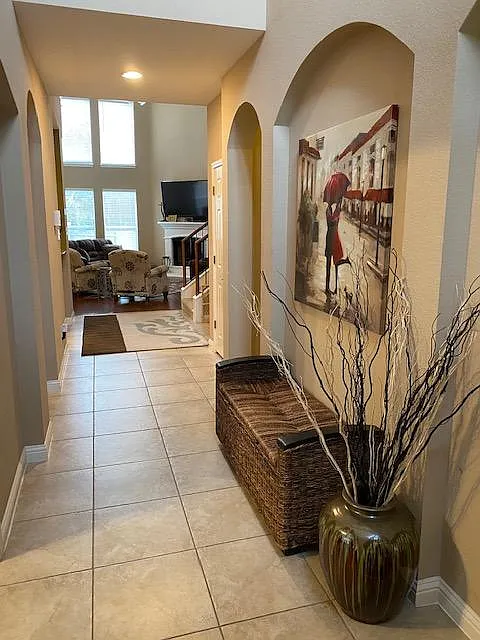 4 bed, 2.5 bath, 2708 sqft, $2,595 — Photo 2