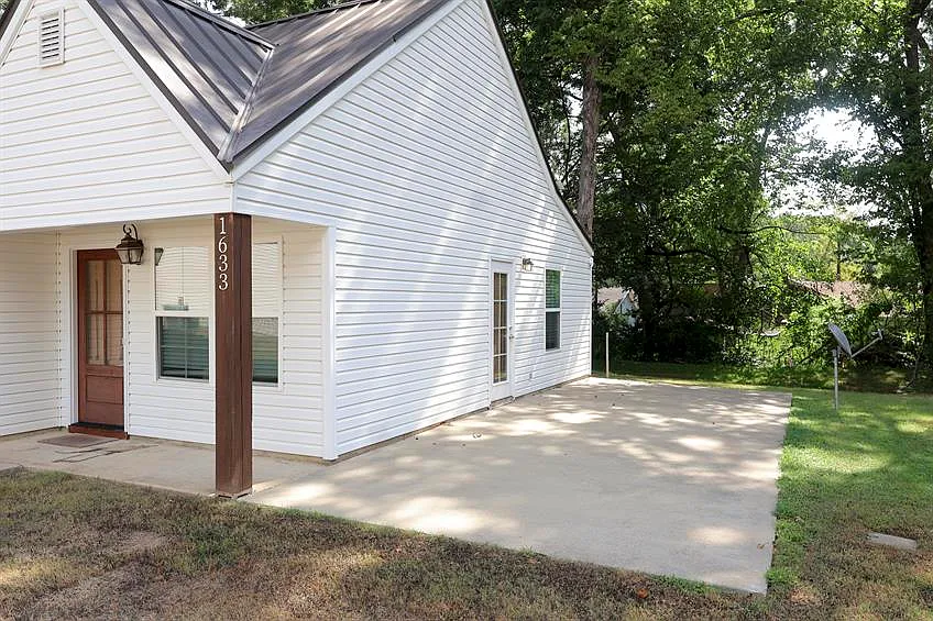 1633 Oxford Place — Photo 2