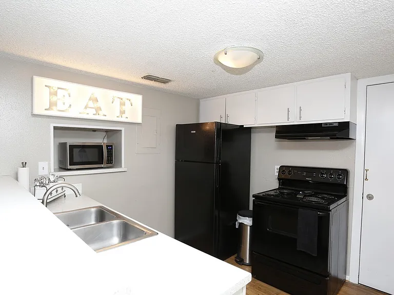 Sandcastle Apartments — Photo 27