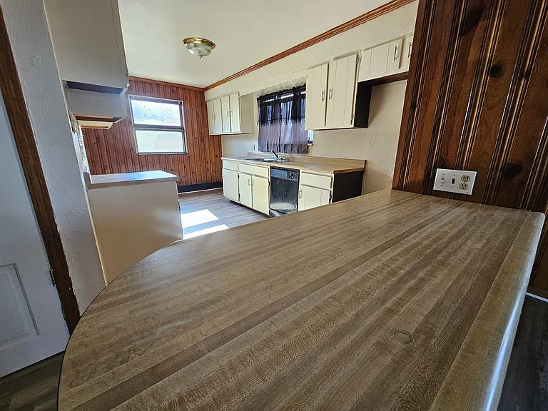 912 Morton Ave — Photo 6