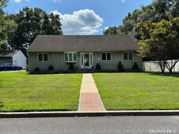 7 Heidi Court, Bohemia, NY 11716