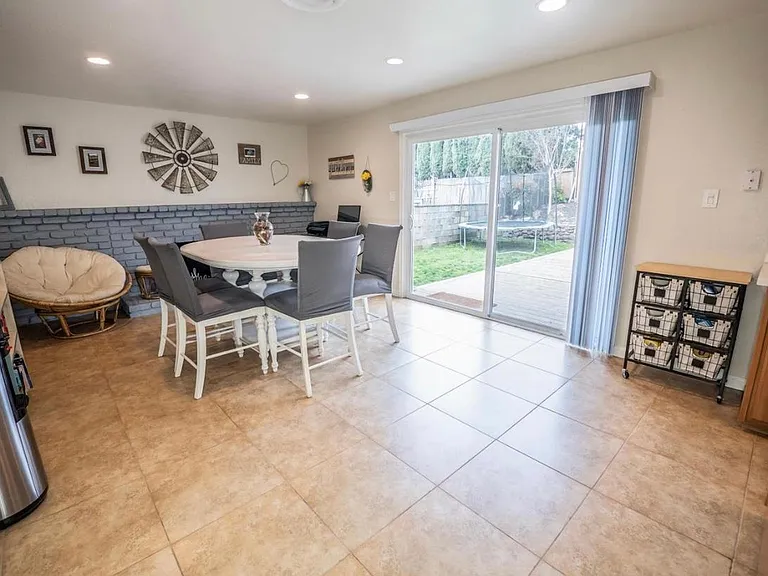 210 Canterbury Ave — Photo 5