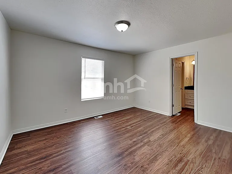 4384 N Maple Dr — Photo 6
